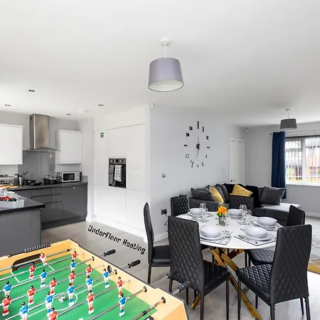 Alt-stay Leeds, M621 Junction 1 - Free Parking & Fast Wi-fi - Fussball Table - Master En-suite - Idea For Contractors & Long *