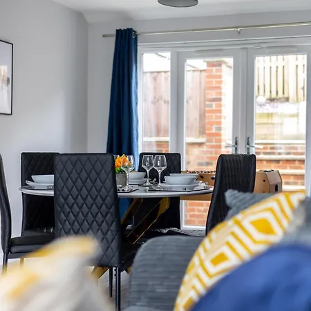 Alt-stay Leeds, M621 Junction 1 - Free Parking & Fast Wi-fi - Fussball Table - Master En-suite - Idea For Contractors & Long * 利兹