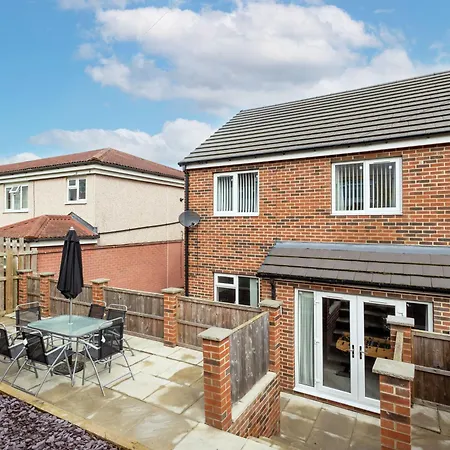 度假居 Alt-stay Leeds, M621 Junction 1 - Free Parking & Fast Wi-fi - Fussball Table - Master En-suite - Idea For Contractors & Long