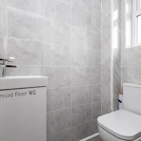Vakantiehuis Alt-stay Leeds, M621 Junction 1 - Free Parking & Fast Wi-fi - Fussball Table - Master En-suite - Idea For Contractors & Long Leeds (West Yorkshire)