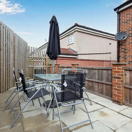 Alt-stay Leeds, M621 Junction 1 - Free Parking & Fast Wi-fi - Fussball Table - Master En-suite - Idea For Contractors & Long *