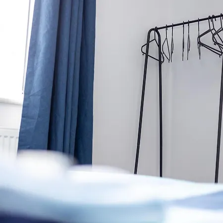 Alt-stay Leeds, M621 Junction 1 - Free Parking & Fast Wi-fi - Fussball Table - Master En-suite - Idea For Contractors & Long *