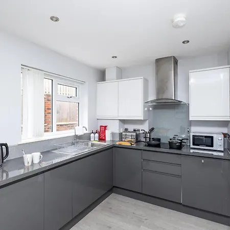 Alt-stay Leeds, M621 Junction 1 - Free Parking & Fast Wi-fi - Fussball Table - Master En-suite - Idea For Contractors & Long *