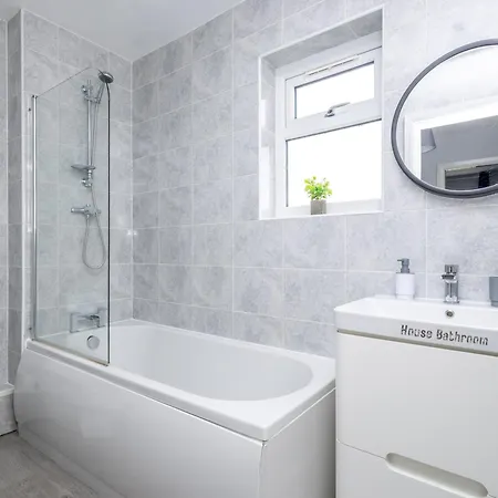 Alt-stay Leeds, M621 Junction 1 - Free Parking & Fast Wi-fi - Fussball Table - Master En-suite - Idea For Contractors & Long 利兹