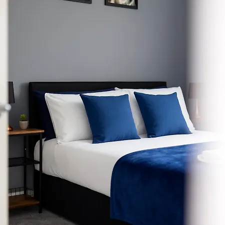 Alt-stay Leeds, M621 Junction 1 - Free Parking & Fast Wi-fi - Fussball Table - Master En-suite - Idea For Contractors & Long *
